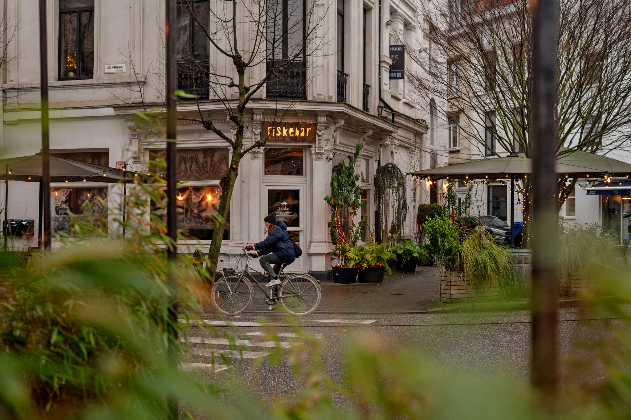 Фіскебар у районі Зюїд відомий високоякісними блюдами з морепродуктами, наповненими креветками, вусиками, барвінками, крабовими ніжками та лангустинами.